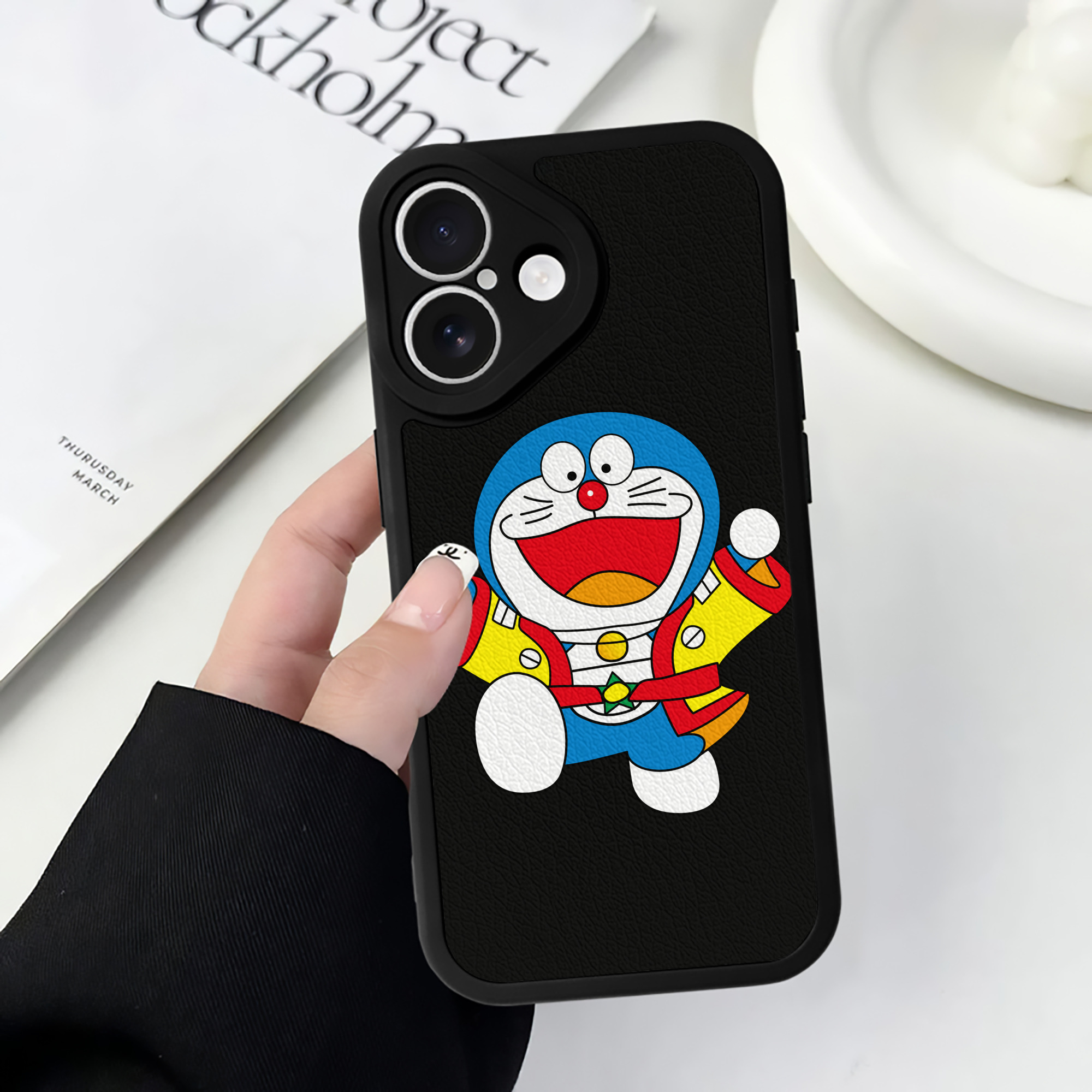 （画像用） ドラえもん Doraemon 【iPhone 16シリーズ対応】シリコンスマホケース（レザー調） 材質：シリコン